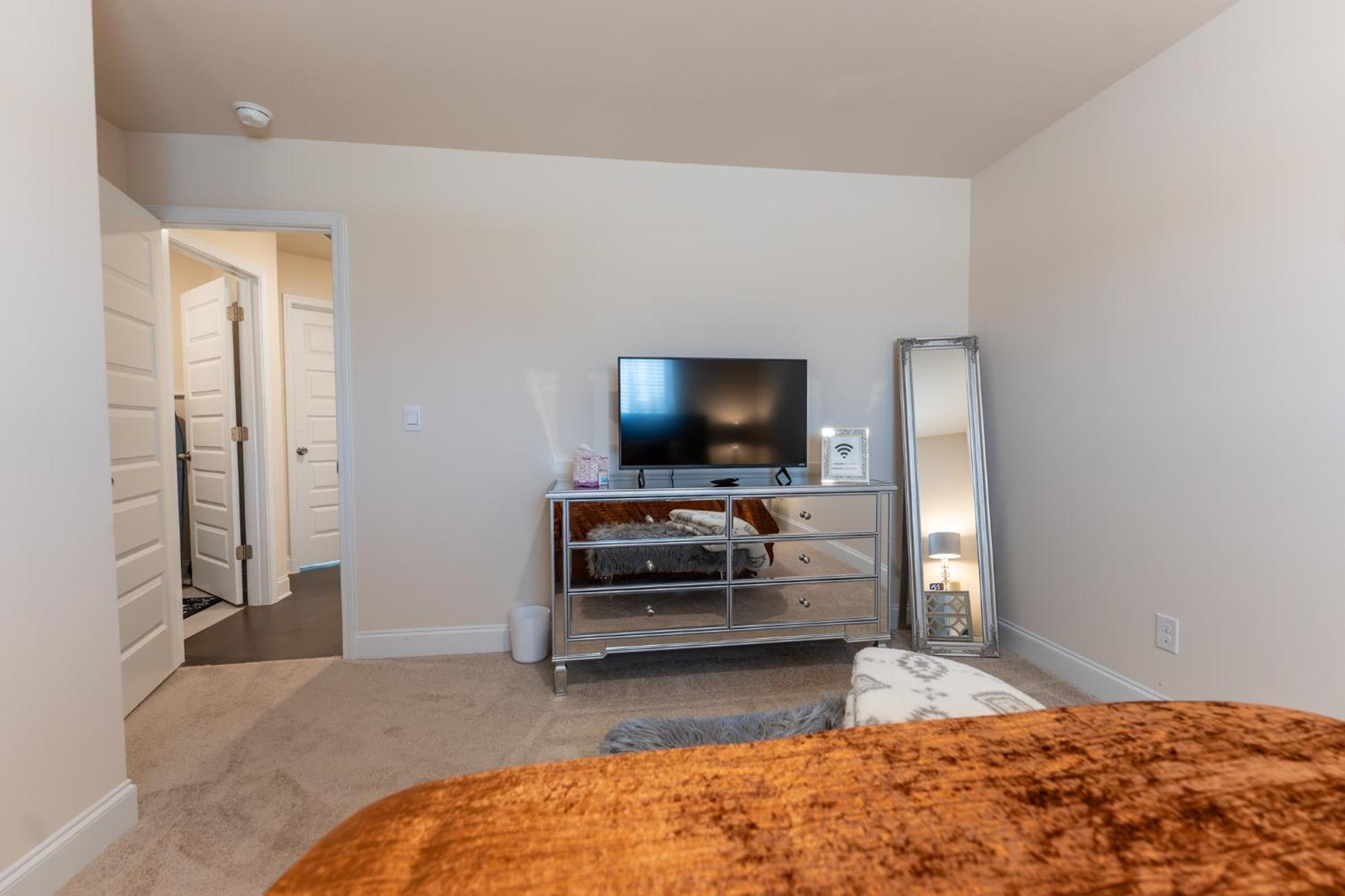 Luxury Bedroom With Private Bath Hampton Exterior foto